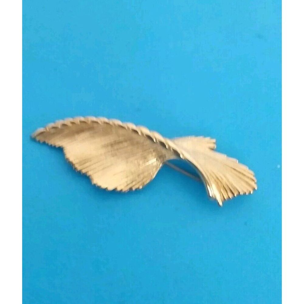 Vintage Gold Tone Feather Leaf Design Brooch Pin‎ Statement Jewelry